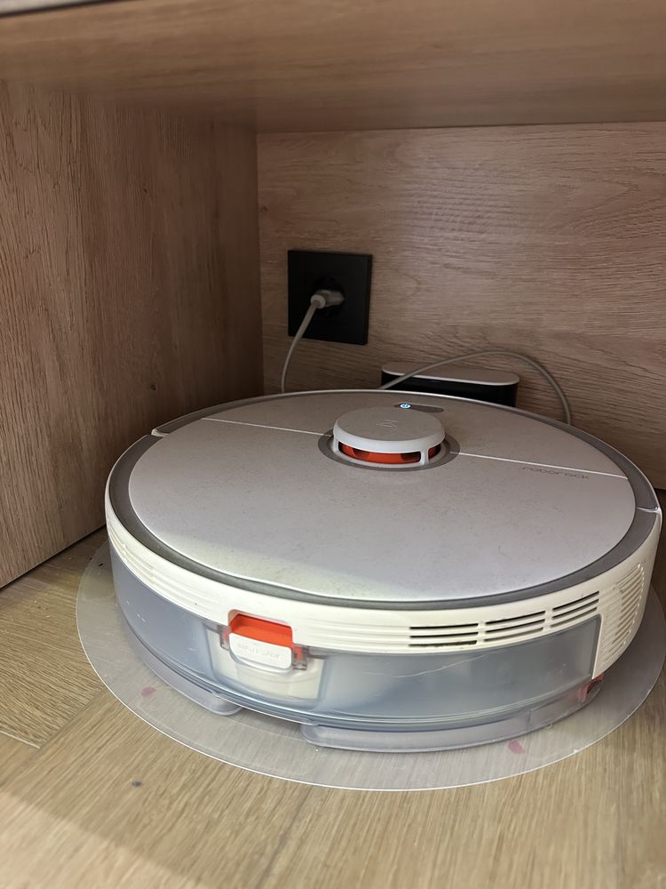 Продаю моющий робот пылесос xiaomi Roborock s5 Max