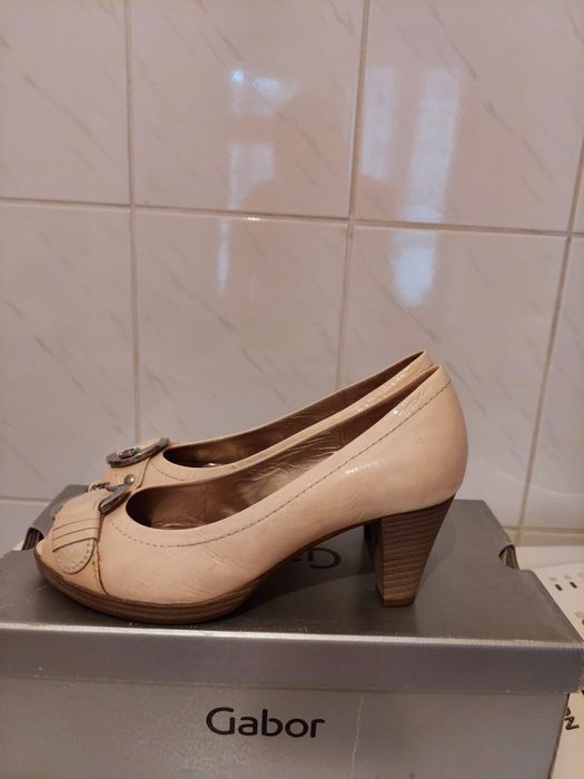 Туфли классика новые лакированные белого цвета