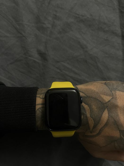 Apple Watch SE (2nd Gen) 44mm – Midnight Aluminum + 3 каишки + кутия