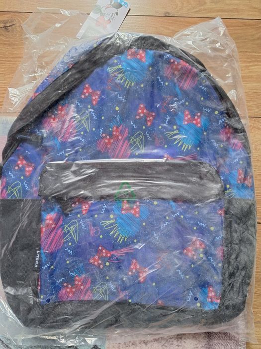 Vand 2 ghiozdane noi,sigilate,identice