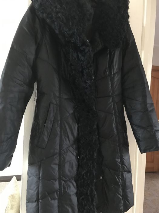 Продается пуховик черный разме 46/48  наполнитель пух / перо