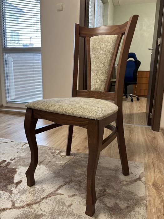 Интерирона дървена маса с 6 стола, не са използвани почти