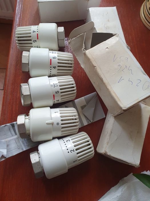 Vând Vând cinci repartitoare romstal noi 100 lei și patru apometre