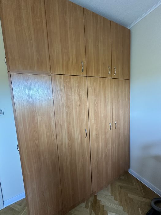 Висок четирикрилен гардероб