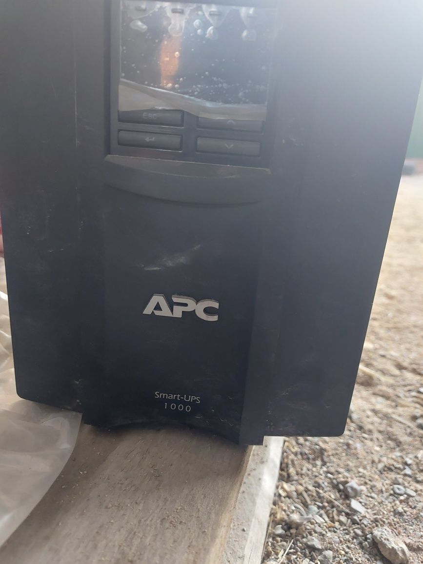 ИБП APC Smart-UPS 1000VA LCD 230