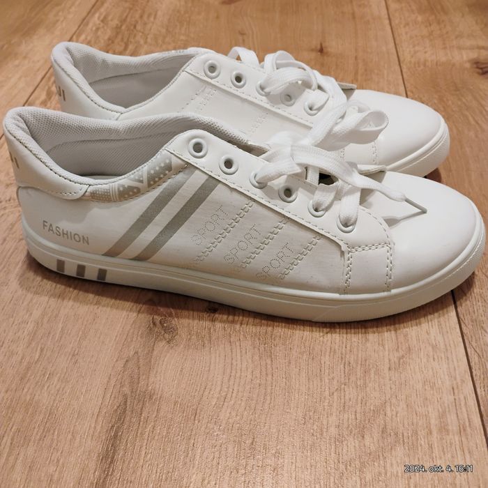 Vând sneakers alb unisex 41 Nou