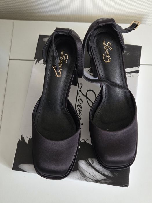 Дамски обувки на висок ток