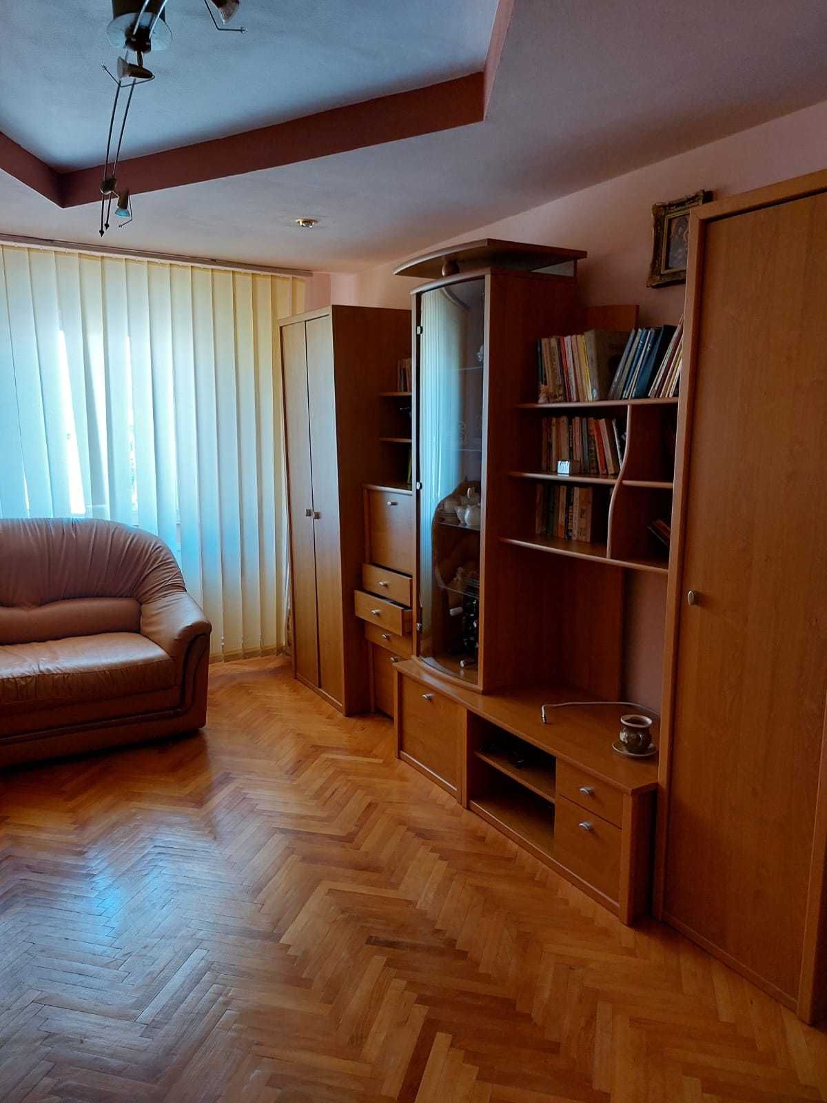 Vand apartament 3 camere, decomandat, zona industriala.