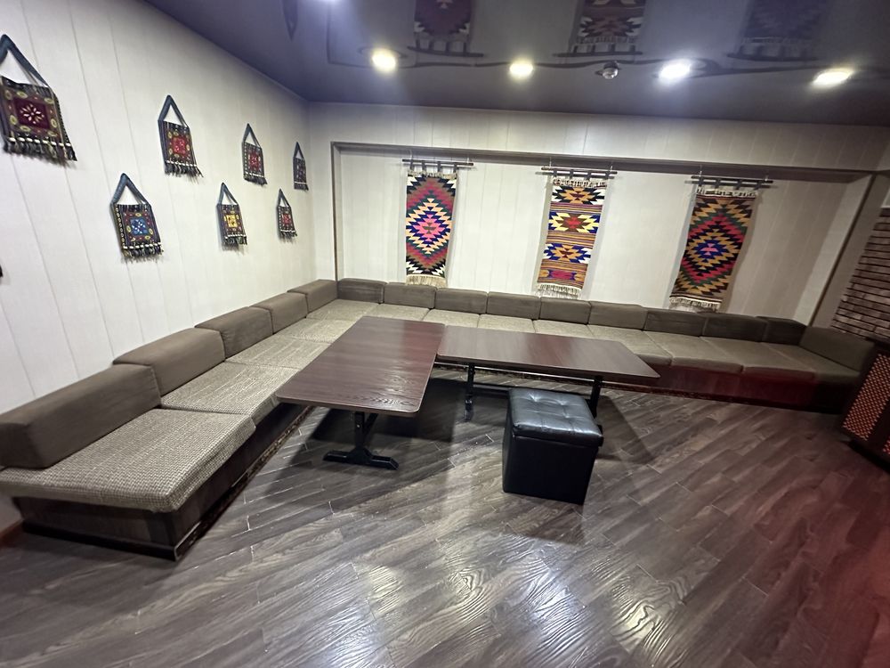 Karaokedagi divan , stol kalonka usilitel hammasi birga