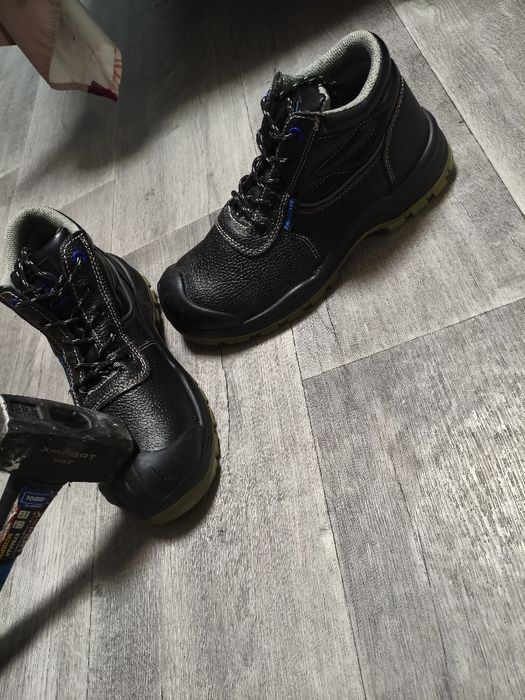 Продам форму и ботинки строительные