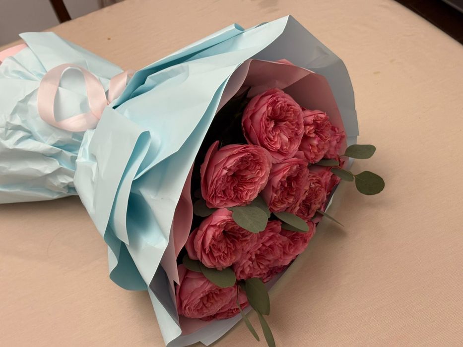 15 пионовидных роз