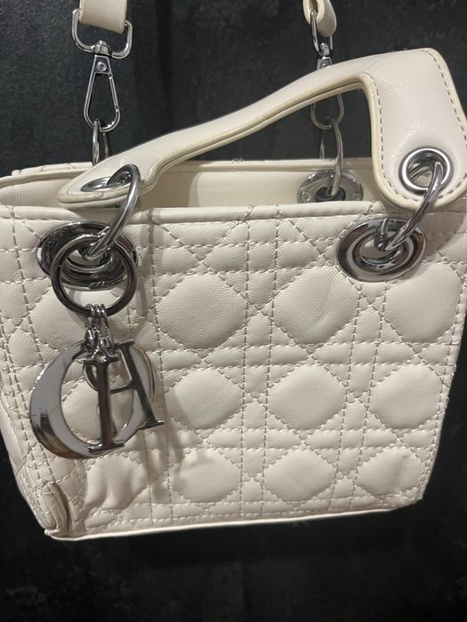 Капитонирана дамска бяла чанта