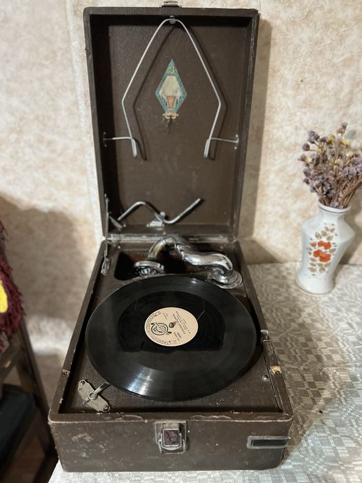 Патефон завод Молотов рабочий с пластинками