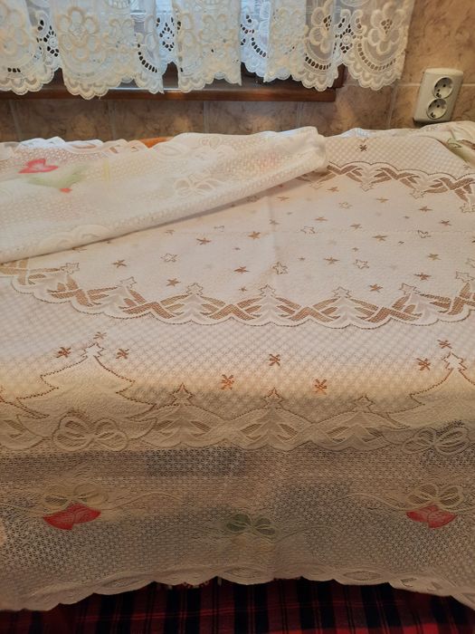 Fata de masa din dantela