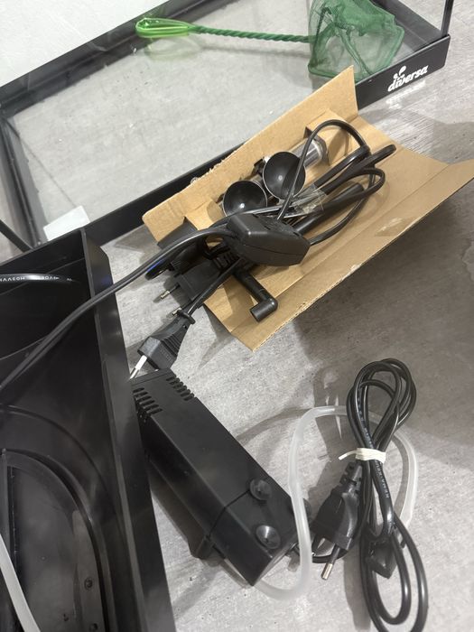 Acvariu dreptunghiular pesti. Incap 25L apa. Este nou.