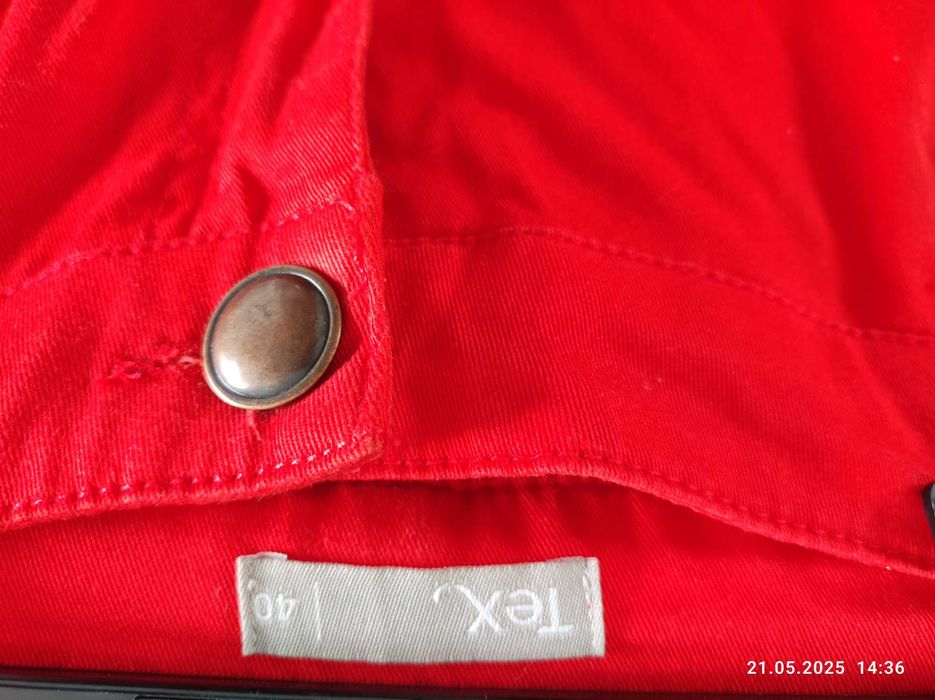 Pantaloni rosii pentru femei