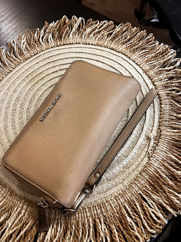 Дамски портфейли черно от естествена кожа и оригинално на Michael Kors