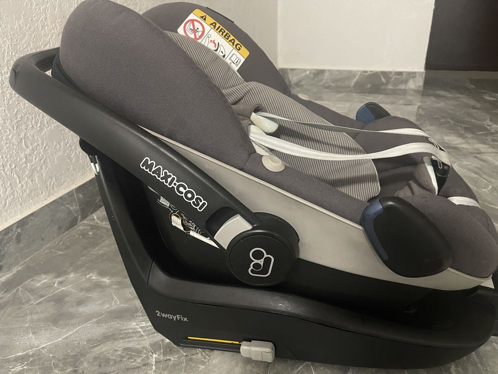 Автокресло Maxi Cosi pebble plus от 0+ с базой