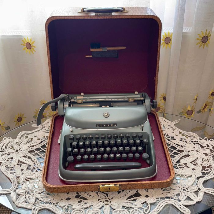 masina de scris Alpina cu scris RAR si FUNCTIONALA
