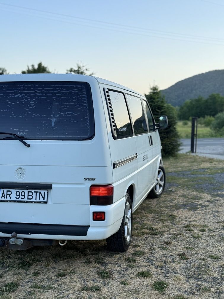 Vând VW Transporter 8+1