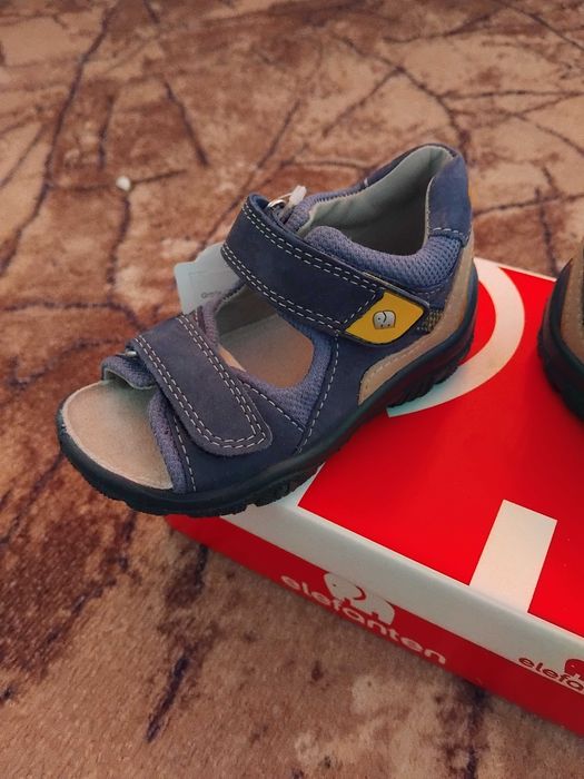 Чисто нови детски сандали