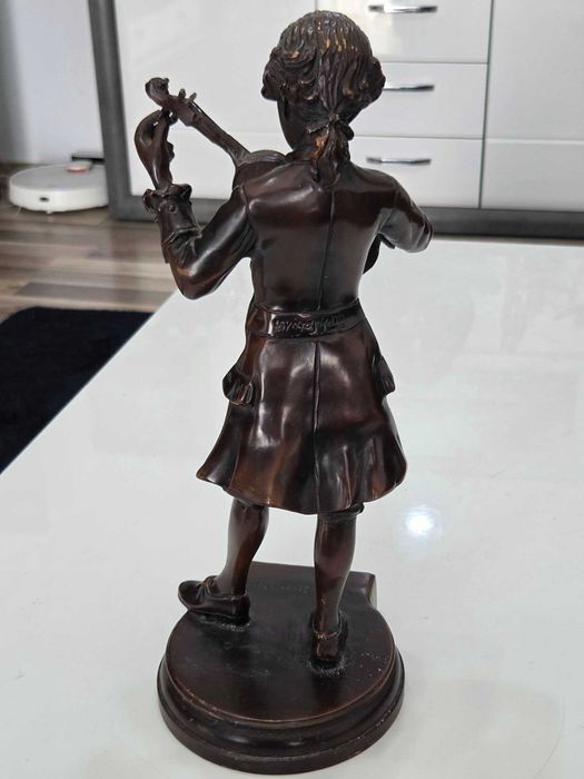 Superba sculptura--Mozart copil cantand la vioara