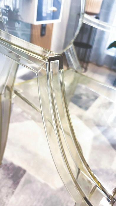 Столове 3 броя Louis Ghost от Kartell.