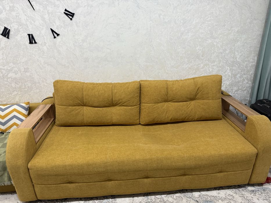 Продается диван горчичного цвета б/у, торг уместен.