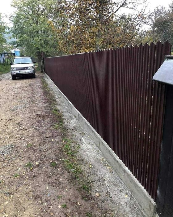 Facem garduri din plasă bordurată sau din șipcă metalică