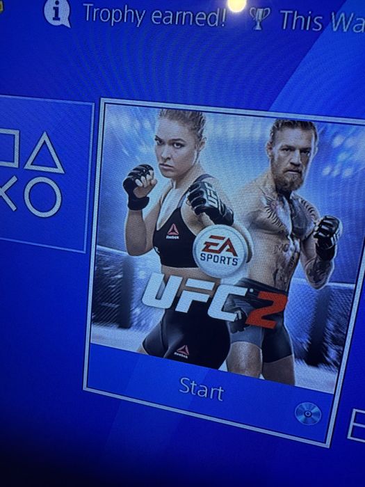 Playstation 4  cu o maneta si 2 jocuri