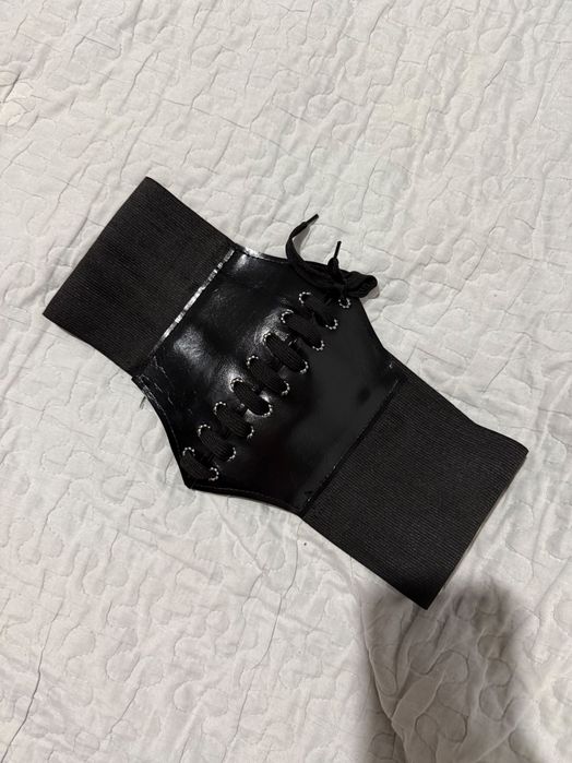 Rochie gipsy cu bandană, corset și batic.