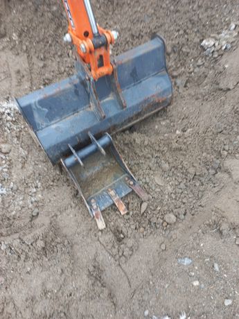 Mini escavator pe tractor