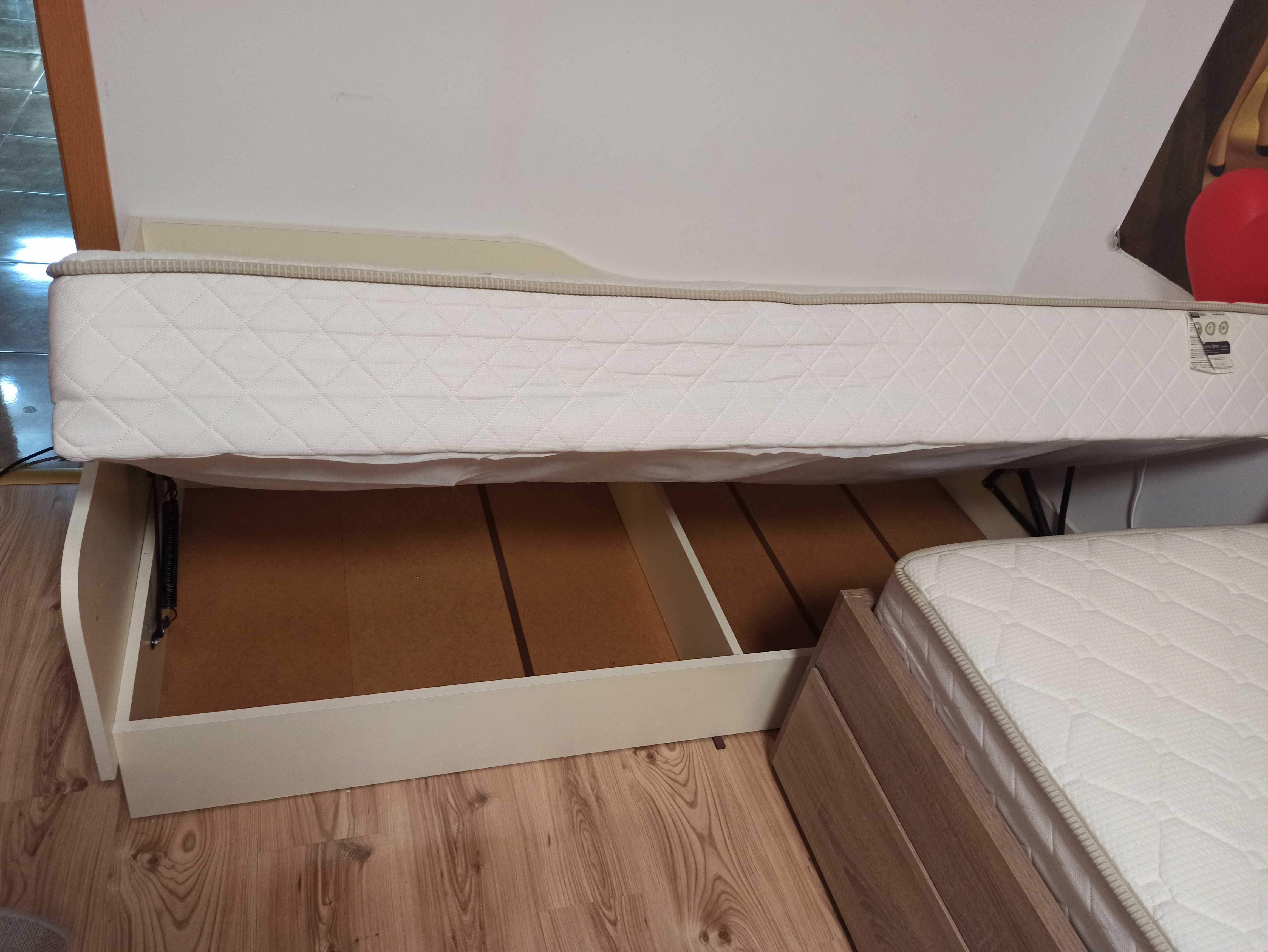 Продавам единично легло с матрак 82/190
