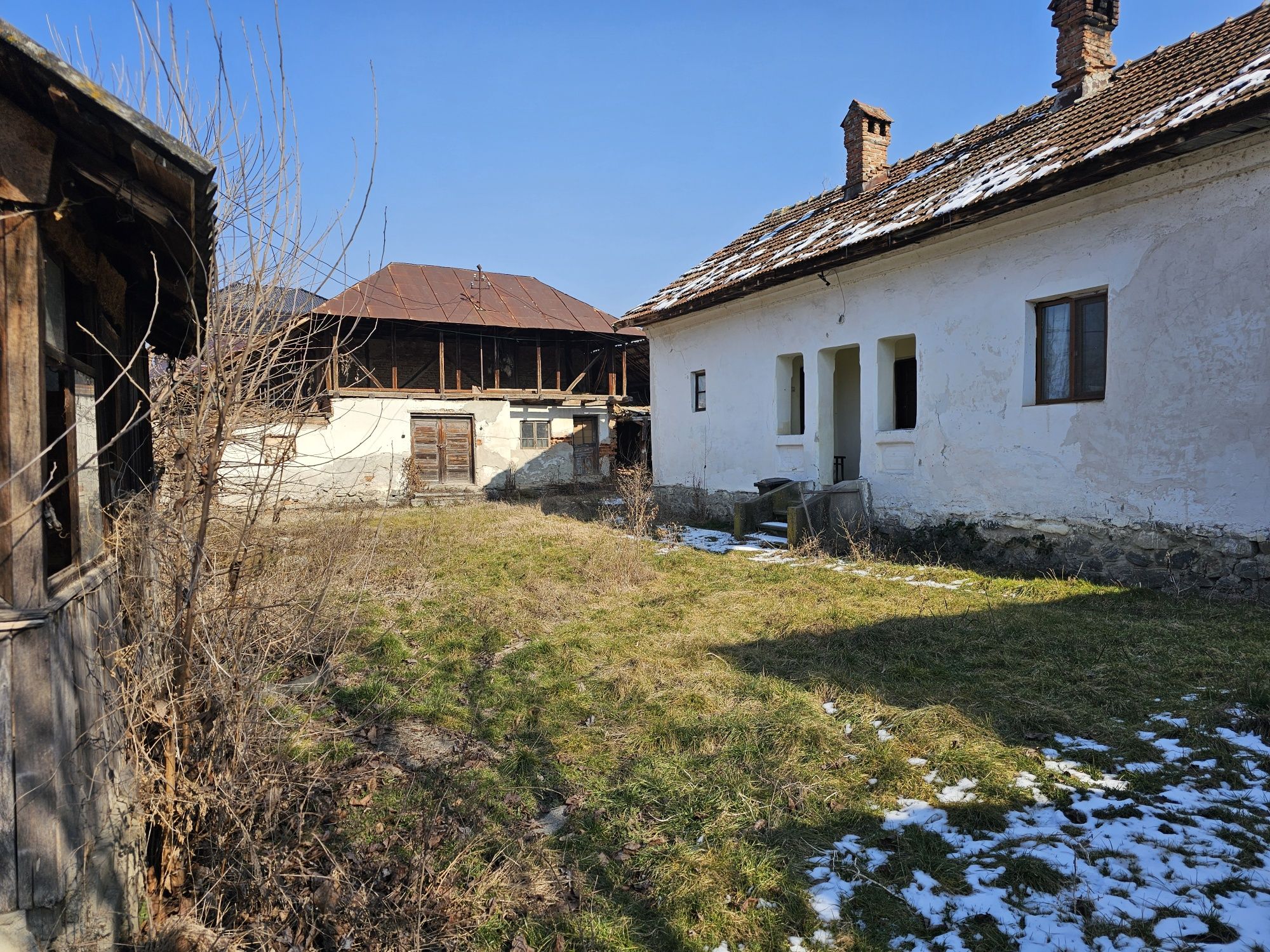 Teren și casă-comuna Dăești