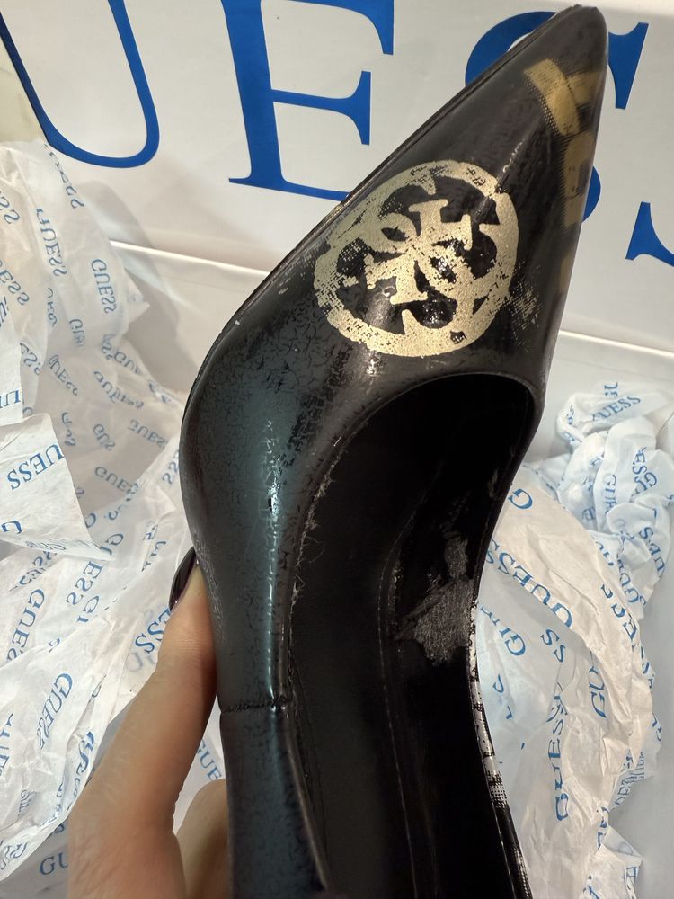 Обувки на ток Guess