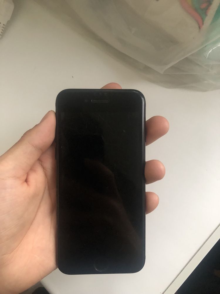 Продам IPhone 7