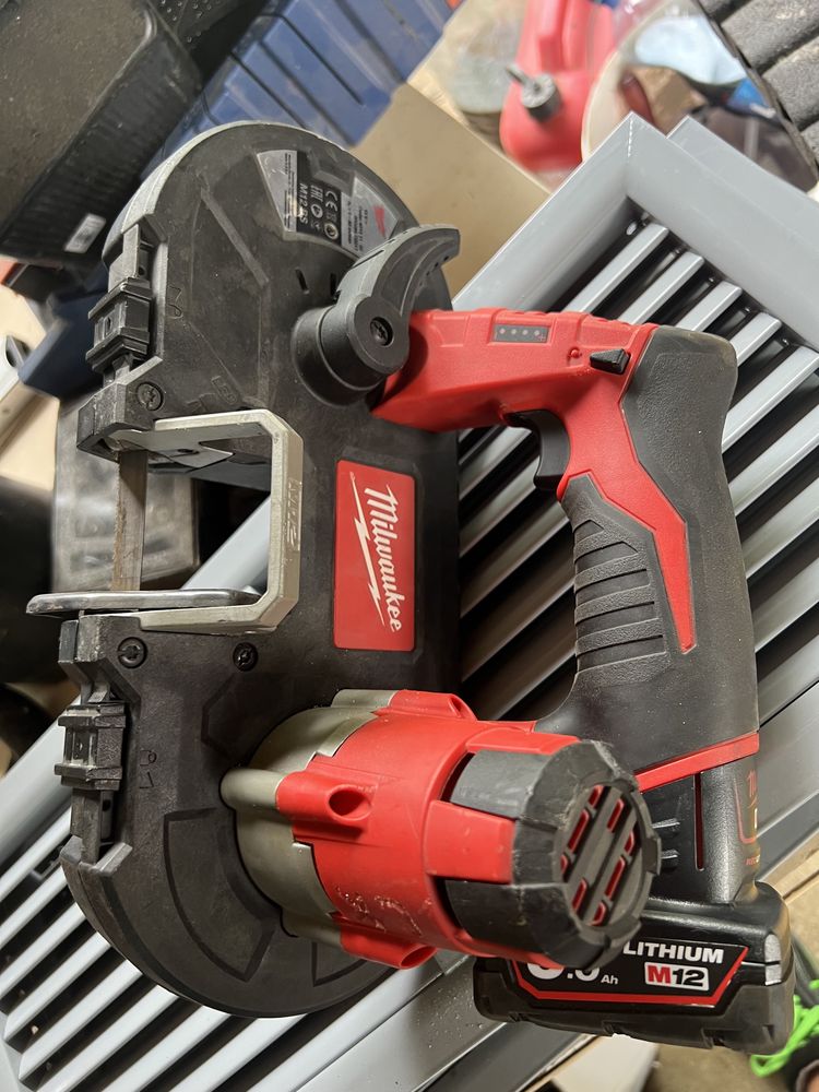 Fierastrau cu banda pentru metal Milwaukee M12 BS-402C