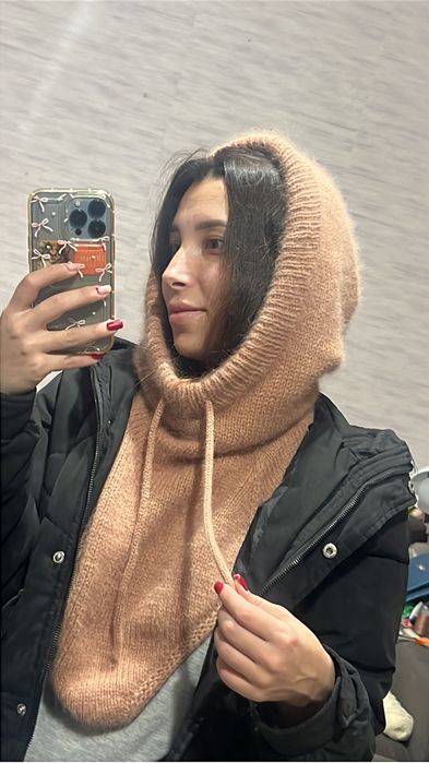 Капор из пряжи пух норки в оттенке молочный шоколад