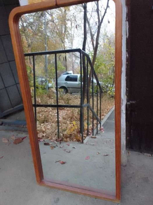 Зеркало в деревянной раме