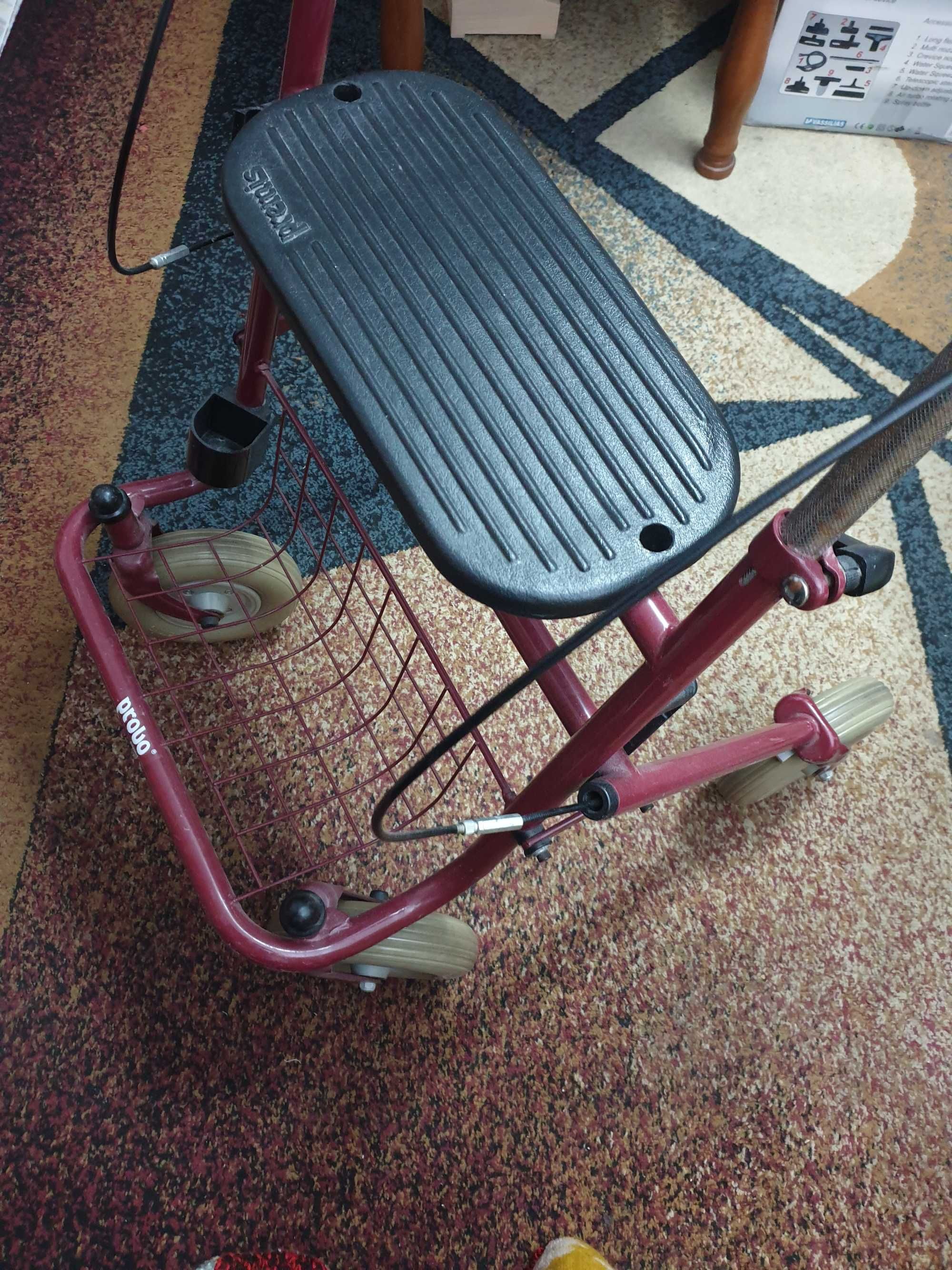 Carucior-scaun rolator pentru persoane cu dizabilitati