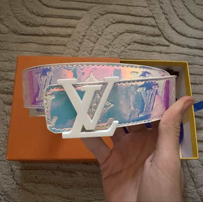 Vand curea lv alba cu accesorii noua