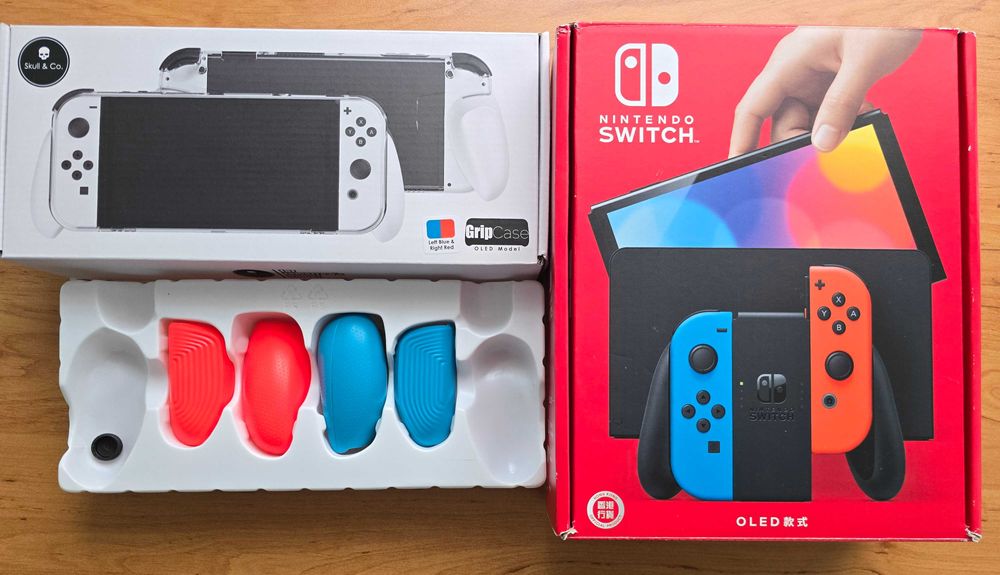 Nintendo Switch OLED 64 gb + 256 gb microSD + grip case + всички игри.