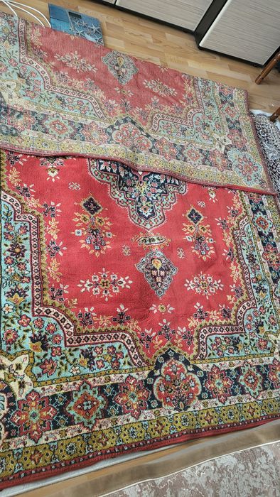 Продаётся ковёр   размер 3/2 хорошая , чистая .