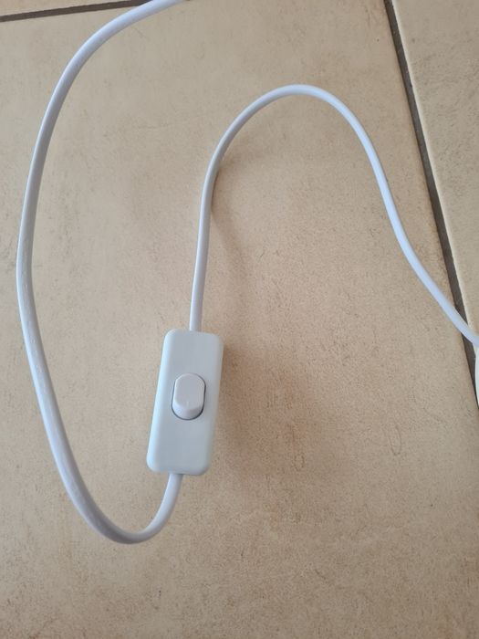 Lustră cu abajur – Eleganță și căldură pentru casa ta!