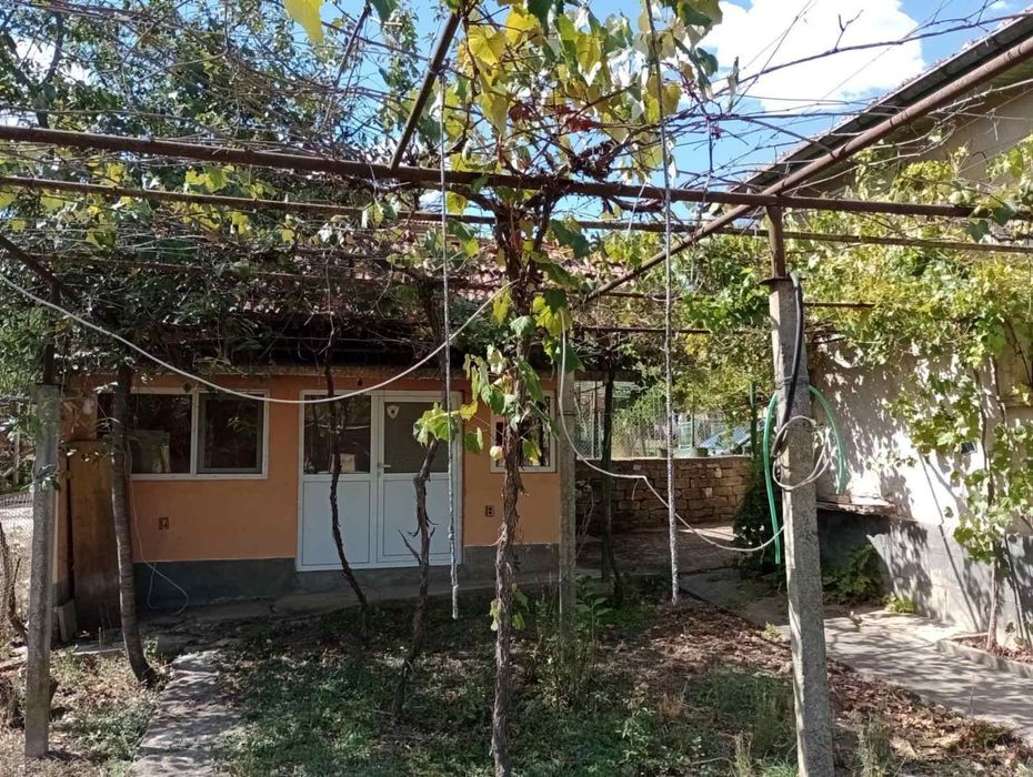 Къща на 100 км от София