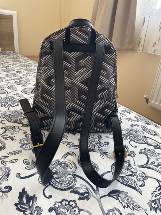 Черна раница Guess