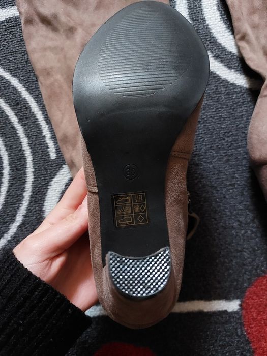 Cizme peste genunchi cu toc și șiret la spate