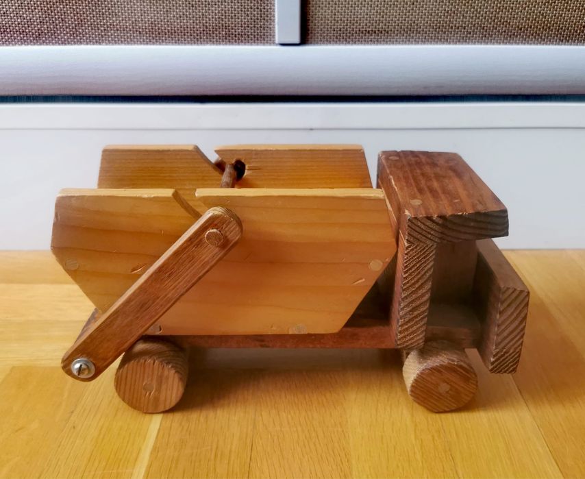 Дървена играчка масивна  дърво камион кола на колела датски дизайн