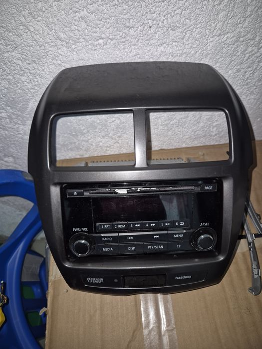 Vând unitate radio/CD originală pentru Mitsubishi ASX – model 2013.