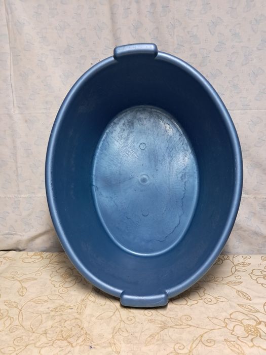 Продам пластмассовые тазик 15л  и бочку  40л.